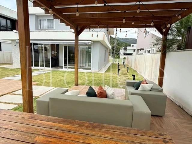 Casa / Sobrado em Condomínio para Locação em Camboriú/SC Santa Clara 3 Quartos