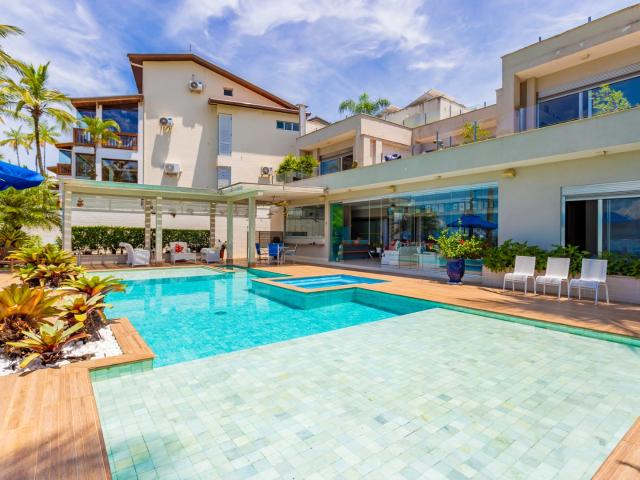 Casa / Sobrado em Condomínio para Locação em Caraguatatuba/SP Massaguaçu 9 Quartos