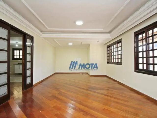 Casa / Sobrado em Condomínio para Locação em Curitiba/PR Guabirotuba 5 Quartos