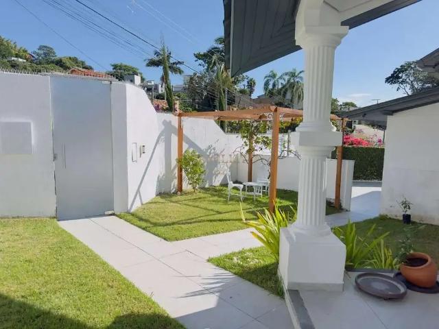 Casa / Sobrado em Condomínio para Locação em Florianópolis/SC Morro da Cruz 4 Quartos