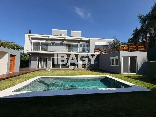 Casa / Sobrado em Condomínio para Locação em Florianópolis/SC Rio Tavares 4 Quartos