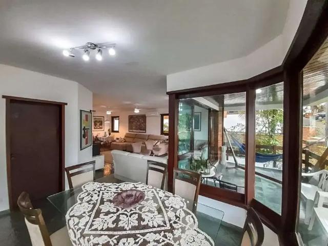 Casa / Sobrado em Condomínio para Locação em Guarujá/SP Enseada 4 Quartos