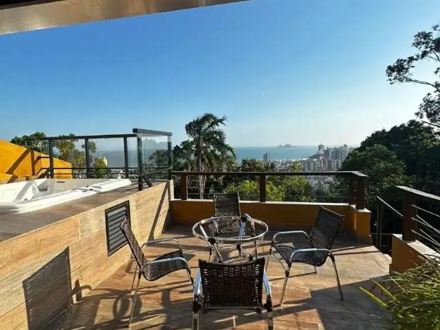 Casa / Sobrado em Condomínio para Locação em Guarujá/SP Enseada 5 Quartos