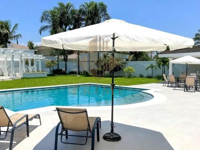 Casa / Sobrado em Condomínio para Locação em Guarujá/SP Jardim Acapulco 6 Quartos