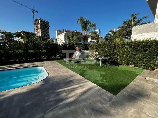 Casa / Sobrado em Condomínio para Locação em Itajaí/SC Praia Brava 4 Quartos