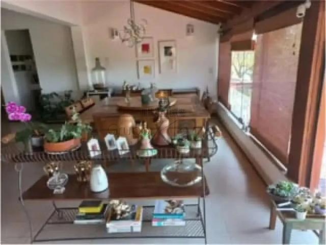 Casa / Sobrado em Condomínio para Locação em Jacareí/SP Chácaras Condomínio Recanto Pássaros II 5 Quartos