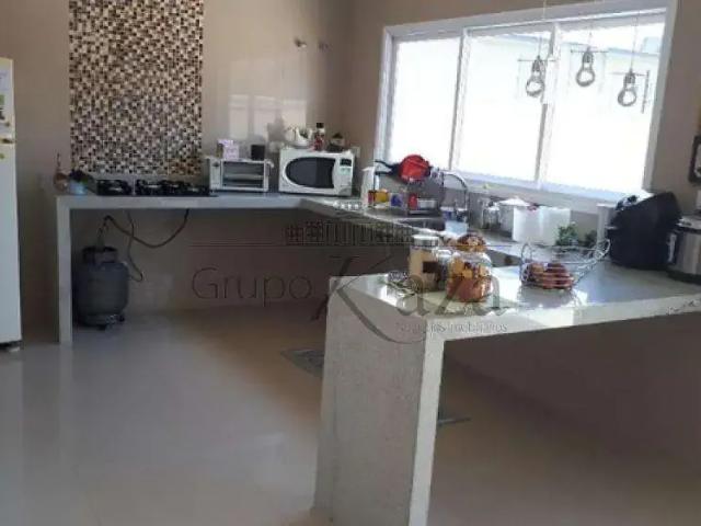 Casa / Sobrado em Condomínio para Locação em Jacareí/SP Jardim Califórnia 3 Quartos