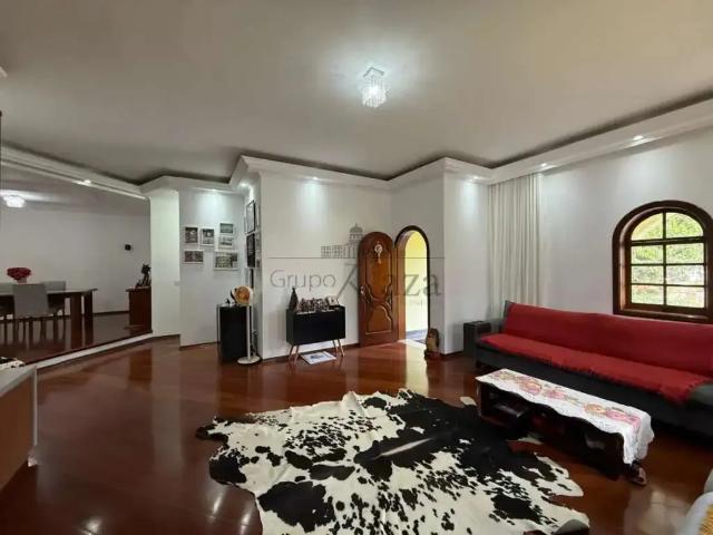 Casa / Sobrado em Condomínio para Locação em Jacareí/SP Jardim Primavera 4 Quartos