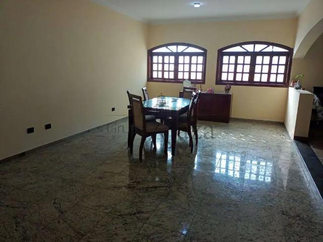 Casa / Sobrado em Condomínio para Locação em Jacareí/SP Vila Zezé 5 Quartos