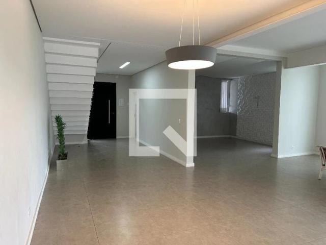 Casa / Sobrado em Condomínio para Locação em Jacareí/SP Vila Branca 4 Quartos