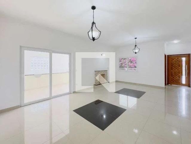 Casa / Sobrado em Condomínio para Locação em Jacareí/SP Vila Branca 6 Quartos
