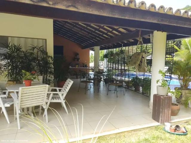 Casa / Sobrado em Condomínio para Locação em Lauro de Freitas/BA Portão 4 Quartos