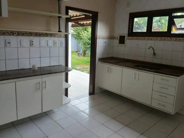 Casa / Sobrado em Condomínio para Locação em Lauro de Freitas/BA Portão 4 Quartos