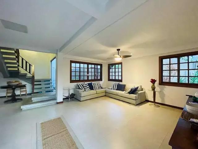 Casa / Sobrado em Condomínio para Locação em Mata de São João/BA Praia do Forte 6 Quartos