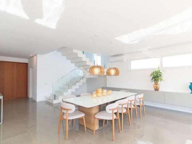 Casa / Sobrado em Condomínio para Locação em Porto Alegre/RS Vila Nova 4 Quartos