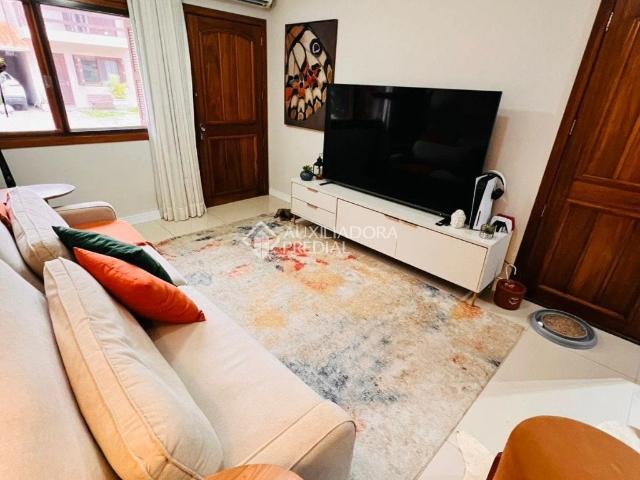 Casa / Sobrado em Condomínio para Locação em Porto Alegre/RS Guarujá 3 Quartos