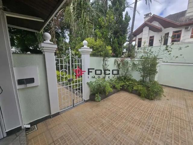 Casa / Sobrado em Condomínio para Locação em São José dos Campos/SP Jardim das Colinas 4 Quartos
