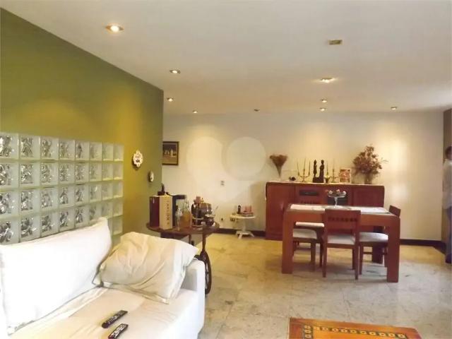 Casa / Sobrado em Condomínio para Locação em São Paulo/SP Morumbi 4 Quartos