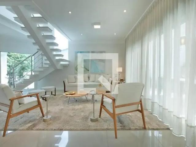Casa / Sobrado em Condomínio para Locação em Santana de Parnaíba/SP Alphaville 4 Quartos