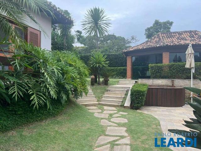 Casa / Sobrado em Condomínio para Locação em Santana de Parnaíba/SP Alphaville 5 Quartos