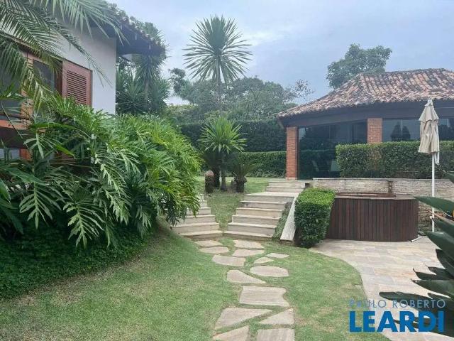 Casa / Sobrado em Condomínio para Locação em Santana de Parnaíba/SP Alphaville 5 Quartos