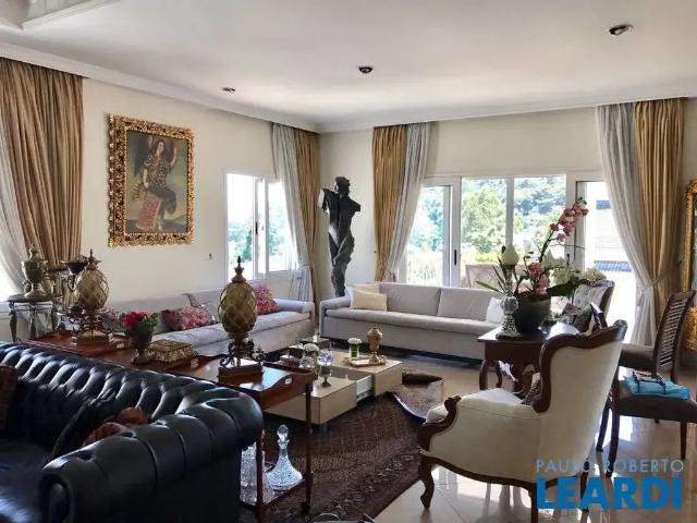 Casa / Sobrado em Condomínio para Locação em Santana de Parnaíba/SP Alphaville 6 Quartos