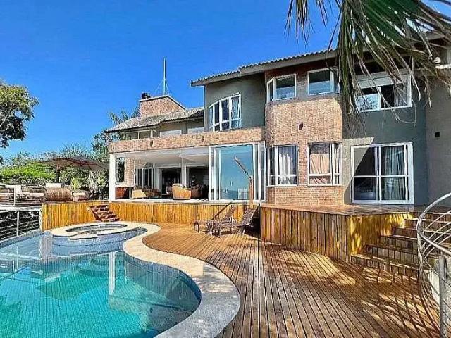 Casa / Sobrado em Condomínio para Venda em Balneário Camboriú/SC Praia do Estaleiro 4 Quartos