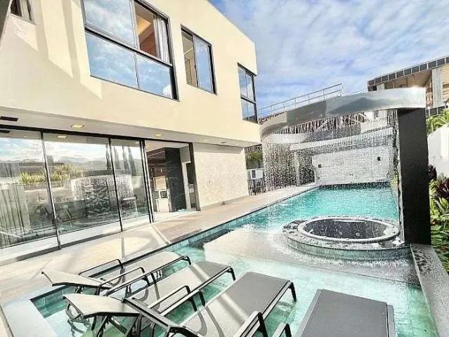 Casa / Sobrado em Condomínio para Venda em Balneário Camboriú/SC Praia do Estaleiro 4 Quartos