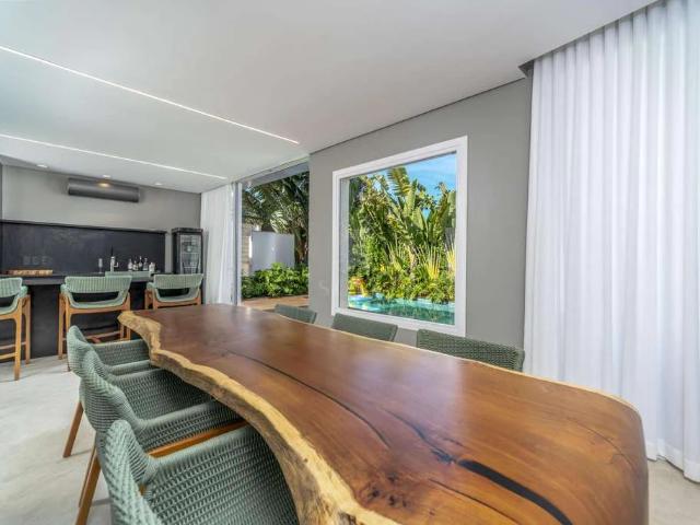 Casa / Sobrado em Condomínio para Venda em Balneário Camboriú/SC Praia do Estaleiro 4 Quartos
