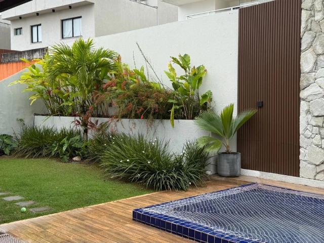 Casa / Sobrado em Condomínio para Venda em Camaçari/BA Abrantes 5 Quartos