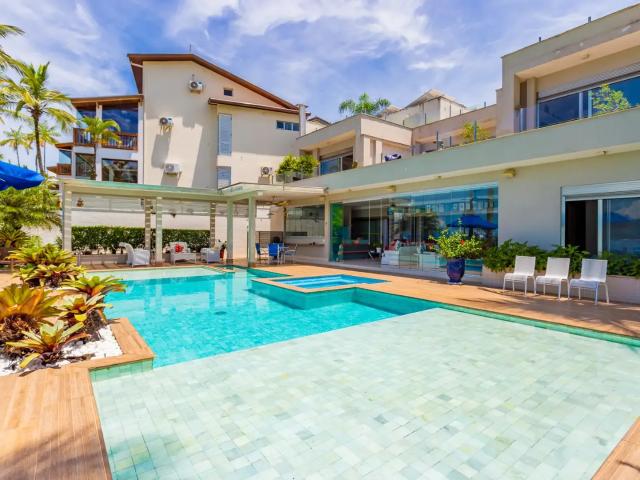 Casa / Sobrado em Condomínio para Venda em Caraguatatuba/SP Massaguaçu 9 Quartos