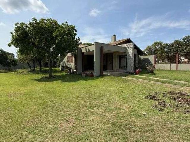 Casa / Sobrado em Condomínio para Venda em Chapada dos Guimarães/MT Centro 3 Quartos