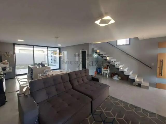 Casa / Sobrado em Condomínio para Venda em Jacareí/SP Jardim Jacinto 4 Quartos