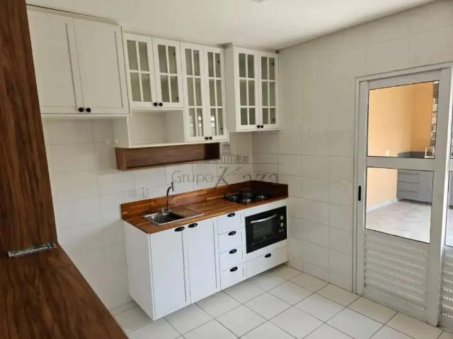 Casa / Sobrado em Condomínio para Venda em Jacareí/SP Jardim Marcondes 3 Quartos