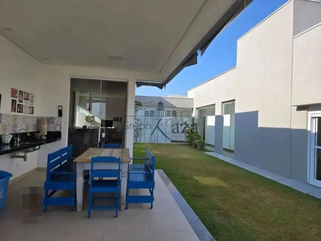 Casa / Sobrado em Condomínio para Venda em Jacareí/SP Jardim São Gabriel 4 Quartos