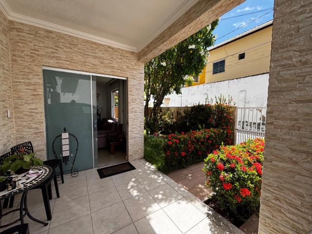 Casa / Sobrado em Condomínio para Venda em Lauro de Freitas/BA Pitangueiras 5 Quartos
