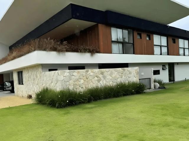 Casa / Sobrado em Condomínio para Venda em Lauro de Freitas/BA Portão 5 Quartos