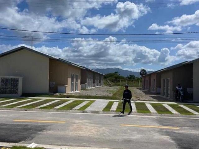 Casa / Sobrado em Condomínio para Venda em Pacatuba/CE Senador Carlos Jereissati 2 Quartos