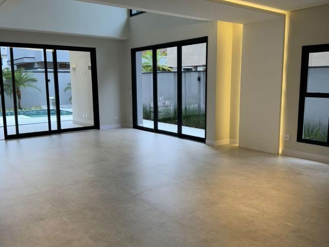 Casa / Sobrado em Condomínio para Venda em São José dos Campos/SP Jardim do Golfe 4 Quartos