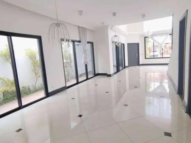 Casa / Sobrado em Condomínio para Venda em São José dos Campos/SP Jardim das Colinas 5 Quartos
