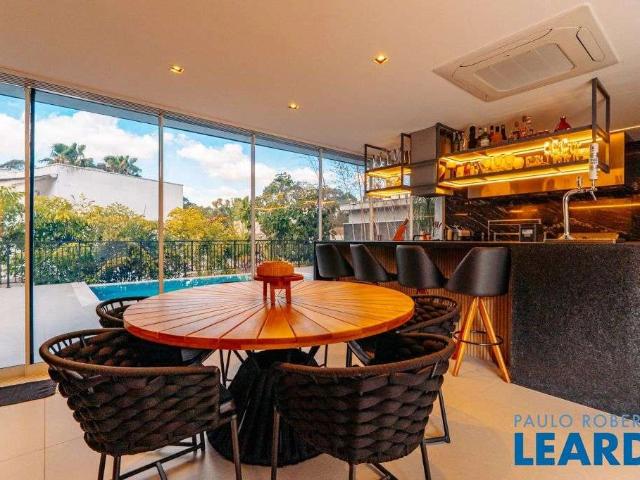 Casa / Sobrado em Condomínio para Venda em Santana de Parnaíba/SP Tamboré 4 Quartos