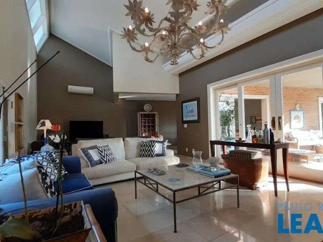 Casa / Sobrado em Condomínio para Venda em Santana de Parnaíba/SP Alphaville 4 Quartos