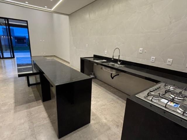 Casa / Sobrado em Condomínio para Venda em Senador Canedo/GO Jardins Capri 3 Quartos
