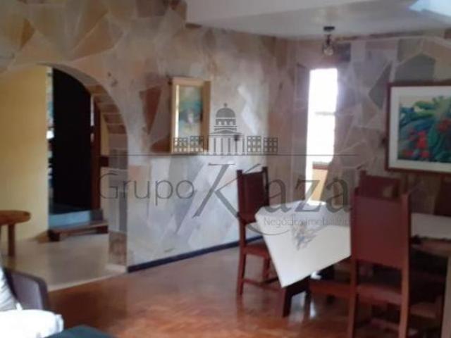 Casa Sobrado Jacareí Centro 6 Dormitórios todos suíte 688m² terreno 860m²