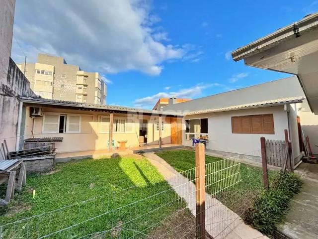 Casa / Sobrado para Venda em Torres/RS Centro 6 Quartos