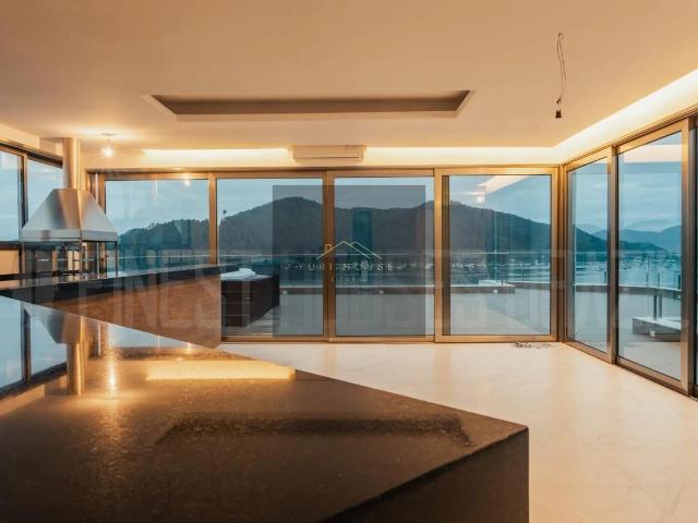 Casa / Sobrado para Venda em Ubatuba/SP Estufa II 10 Quartos
