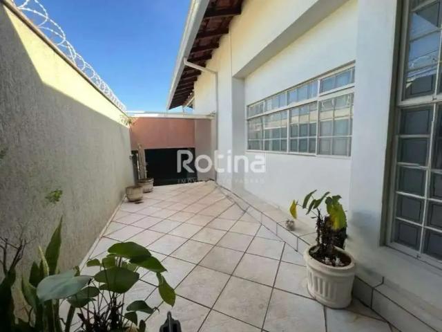 Casa / Sobrado para Venda em Uberlândia/MG Fundinho 4 Quartos