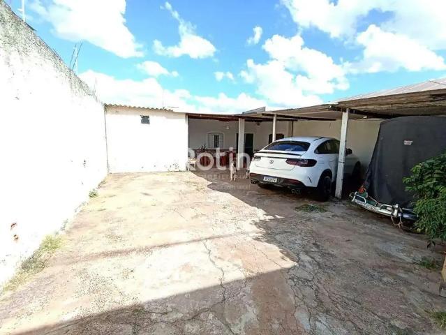 Casa / Sobrado para Venda em Uberlândia/MG Lagoinha 3 Quartos