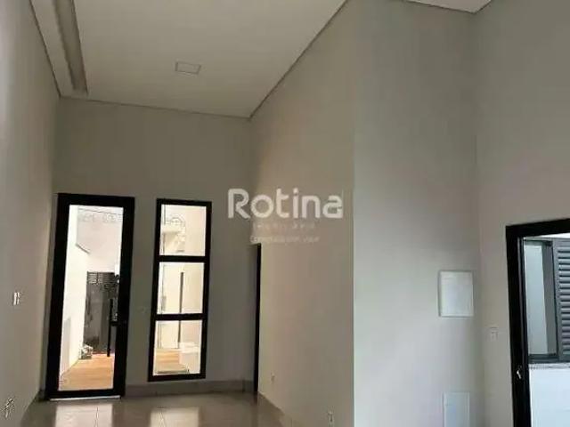 Casa / Sobrado para Venda em Uberlândia/MG Novo Mundo 3 Quartos