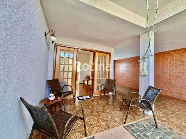 Casa / Sobrado para Venda em Uberlândia/MG Nossa Senhora Aparecida 6 Quartos